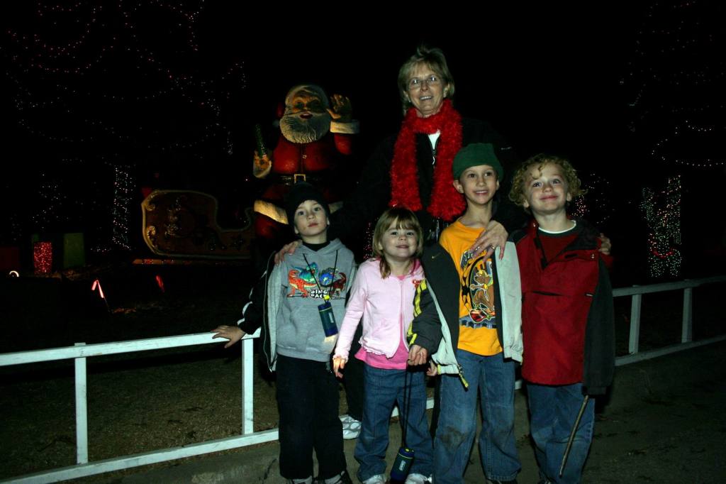2005/12(Dec)/01(Christmas-Lights)/02(AustinTrail Lights)/1024x768_2005-12-22-46.JPG